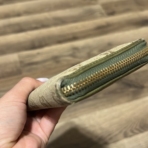 Gucci Wallet w/ Gift 🌺 - Picture 8 of 12